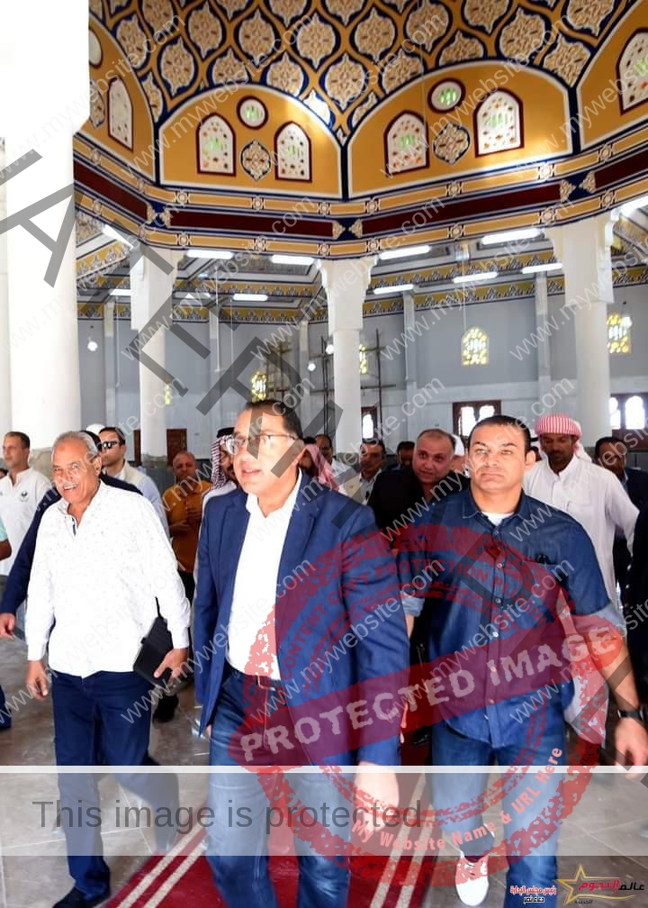 رئيس الوزراء يتفقد مسجدا وكنيسة يتم إنشاؤهما بمدينة نويبع