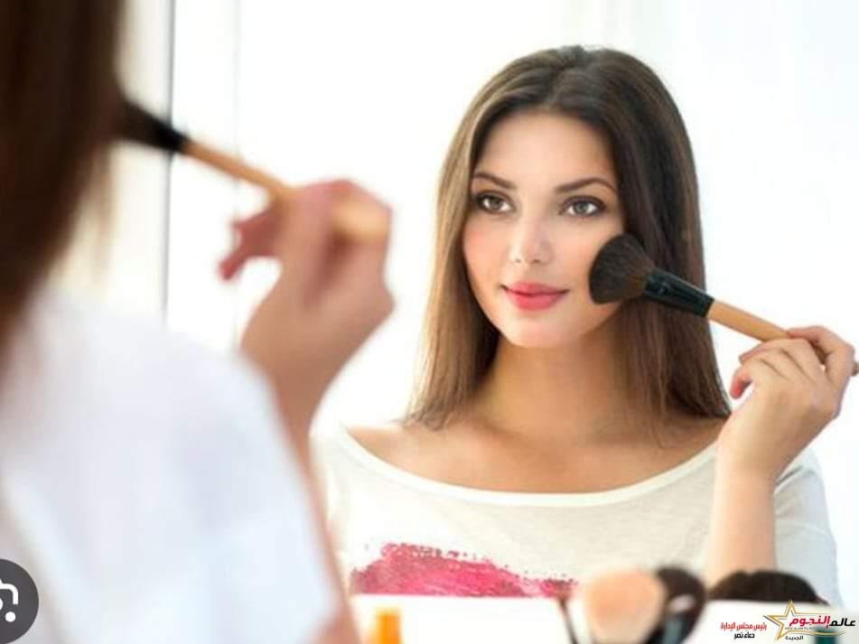 من جمالها … تلهو كالطفلة  بقلم: عمرو نوار