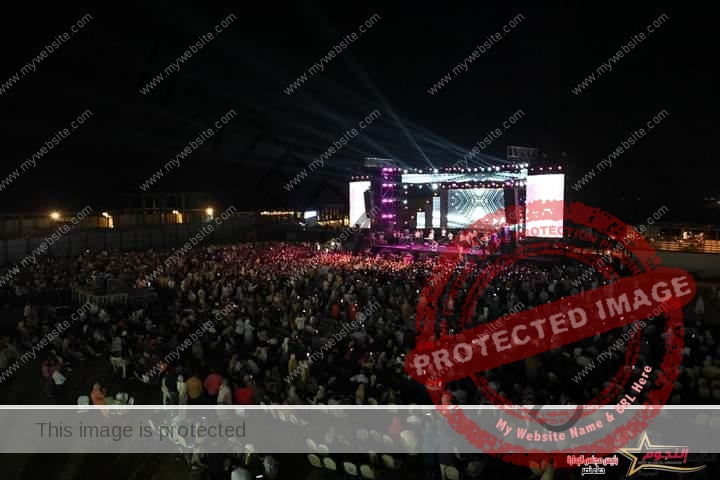 حمادة هلال يحتفل مع جمهوره بنجاح حفله في الإسكندرية
