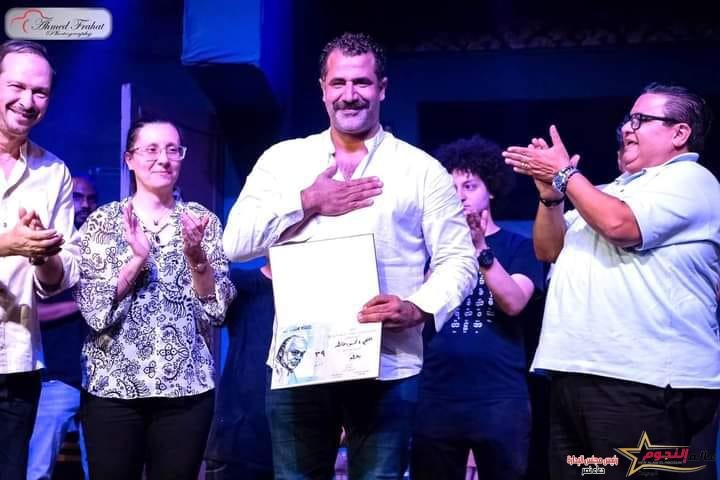 محمود حافظ يشارك جمهوره بصور تكريمه بمسلسل "بالطو"