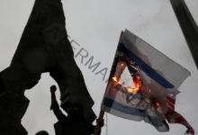 عاجل .. عشرات الصحفيين المصريين يحرقون العلم الإسرائيلي ويهتفون ضد إسرائيل 