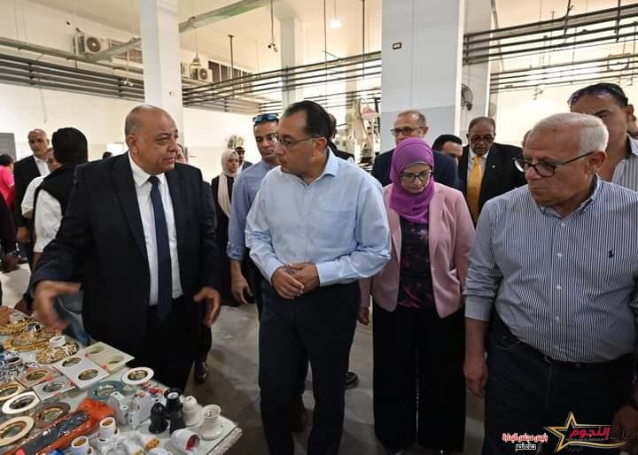 رئيس الوزراء يتفقد مصنع شركة بورسعيد للصناعات الكهربائية "أفينا"