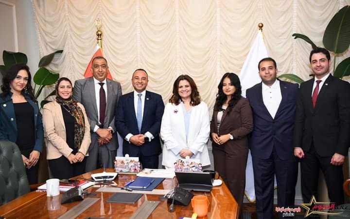 وزيرة الهجرة تلتقي متخصصين في الحلول الرقمية للتنسيق بشأن الترويج للمبادرة