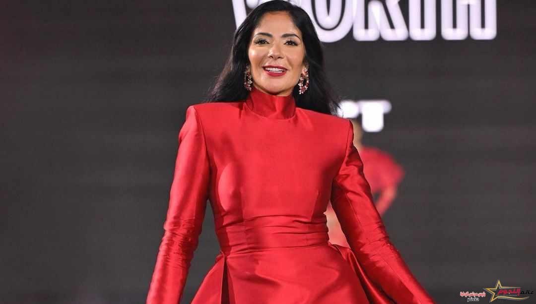 منى زكي عارضة أزياء للمرة الأولى.. وإطلالة خاطفة بأسبوع الموضة في باريس 
