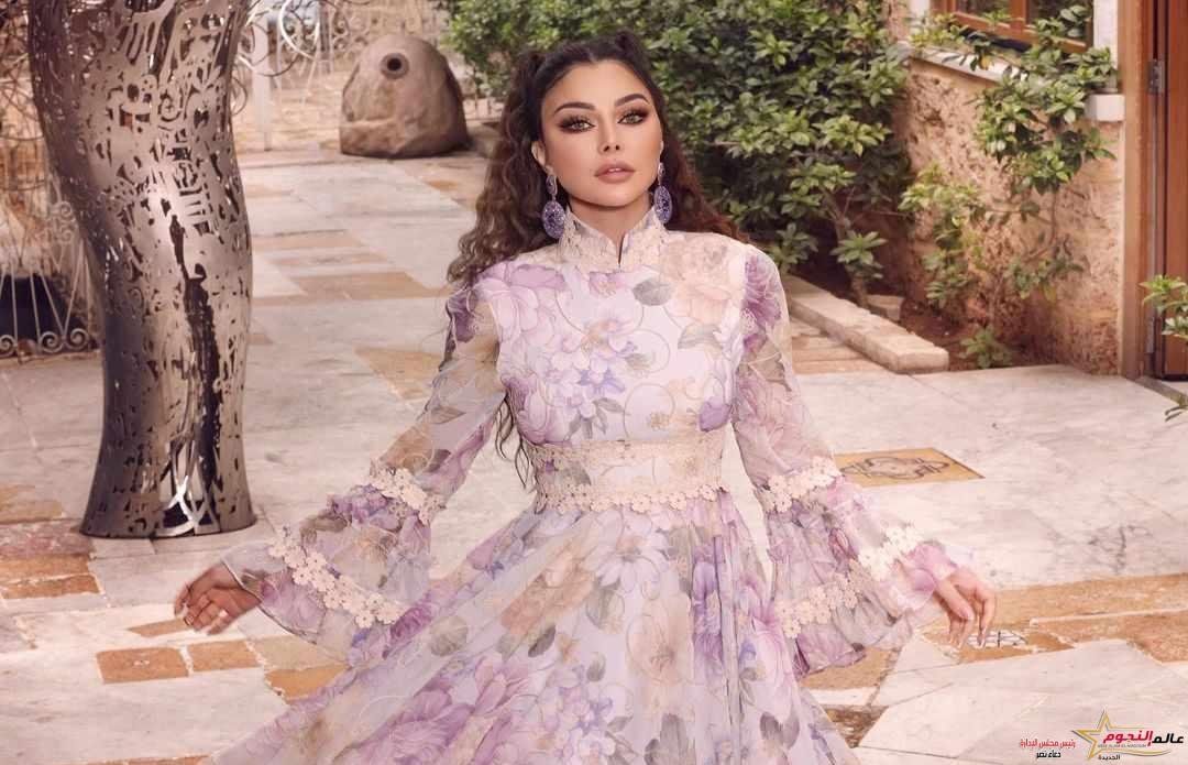 الورود تزين فساتين هيفاء وهبي في كل المواسم 