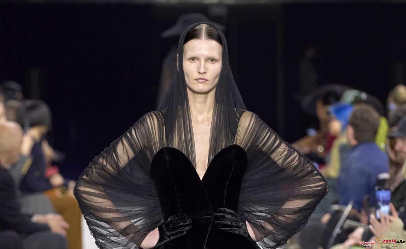 أجواء الهالويين حاضرة في موضة خريف 2023 من خلال أزياء الساحرات الغامضة