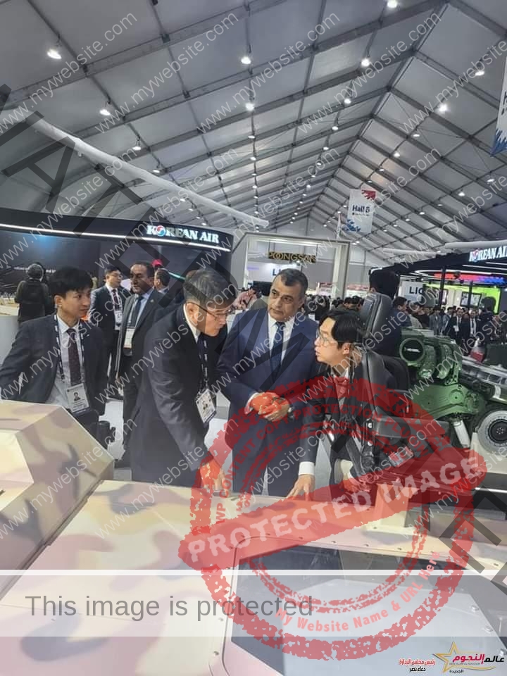 "وزير الدولة للإنتاج الحربي" يلتقي وزير برنامج إدارة المشتريات الدفاعية بكوريا الجنوبية ويزور أجنحة عدد من الشركات العالمية المشاركة بالمعرض