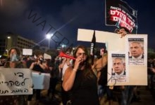 أنصار نتنياهو يشتبكون مع مظاهرة تطالب برحيله أمام منزله