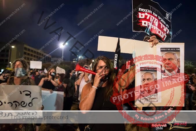 أنصار نتنياهو يشتبكون مع مظاهرة تطالب برحيله أمام منزله