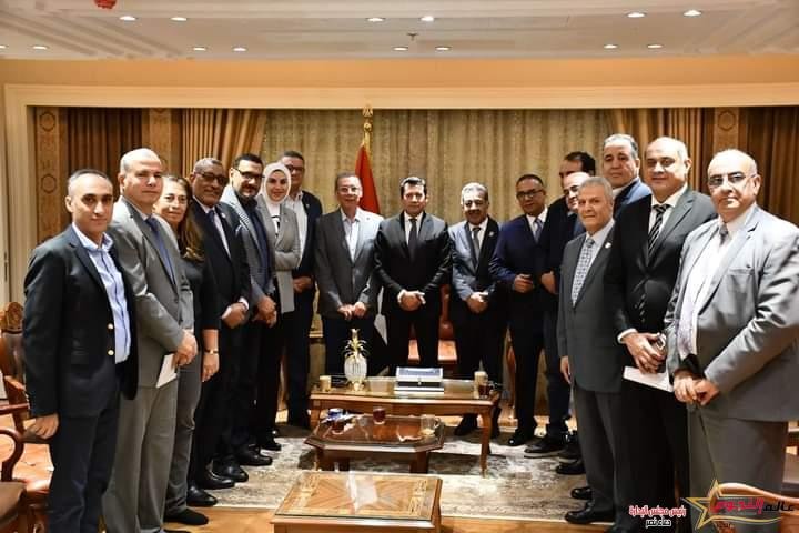 وزير الشباب والرياضة يلتقي رئيس الاتحاد المصري للكرة الطائرة