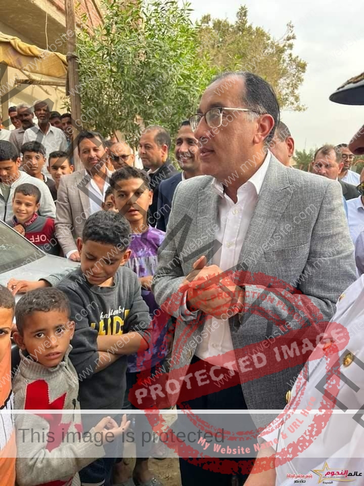 رئيس الوزراء يواصل مترجلاً متابعة مشروعات المبادرة الرئاسية "حياة كريمة" بقرية الريان بالفيوم