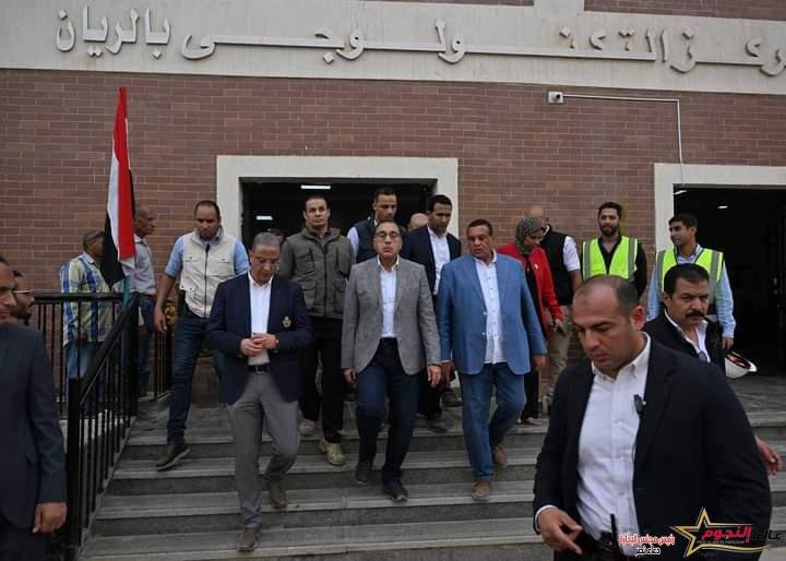 رئيس الوزراء يواصل مترجلاً متابعة مشروعات المبادرة الرئاسية "حياة كريمة" بقرية الريان بالفيوم
