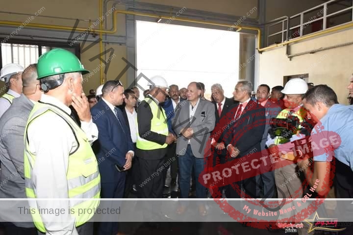وزير العمل يستكمل جولته في محافظة أسيوط بلقاء مع "العمال"