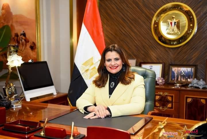 وزيرة الهجرة تهنئ طبيبًا مصريًا لتوليه منصب رئيس الكلية الملكية للجراحين في إنجلترا للمرة الأولى