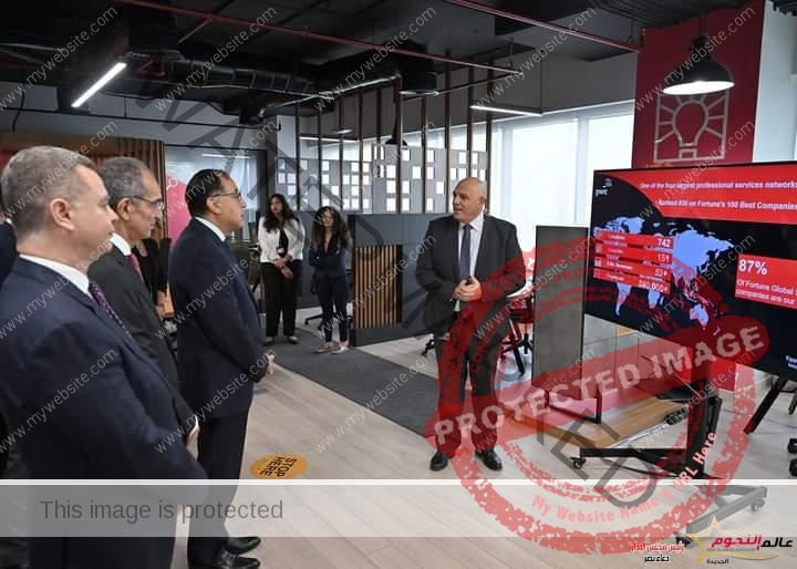 رئيس الوزراء يتفقد مركز مصر للتكنولوجيا والابتكار التابع لشركة "بي دبليو سي"