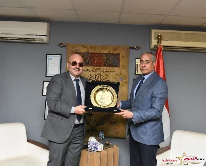 شحاتة يلتقى العمال ويحثهم على العمل والإنتاج والمشاركة في بناء "الجمهورية الجديدة"