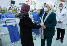 انتصار السيسى تزور أطفالًا فلسطينيين بمستشفى العاصمة الإدارية