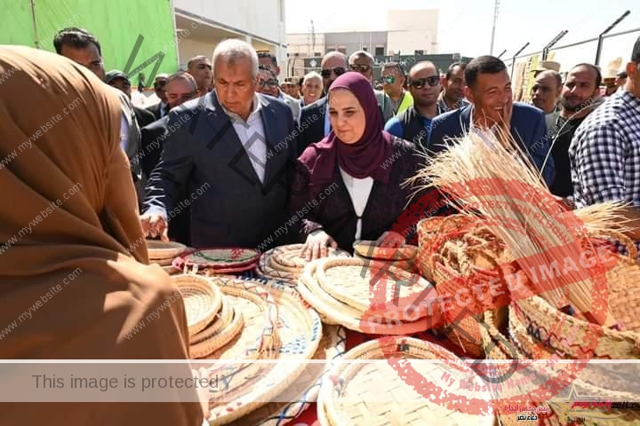 وزيرة التضامن الاجتماعي تتفقد معرض الأسر المنتجة بقرية عثمان بن عفان بالفرافرة