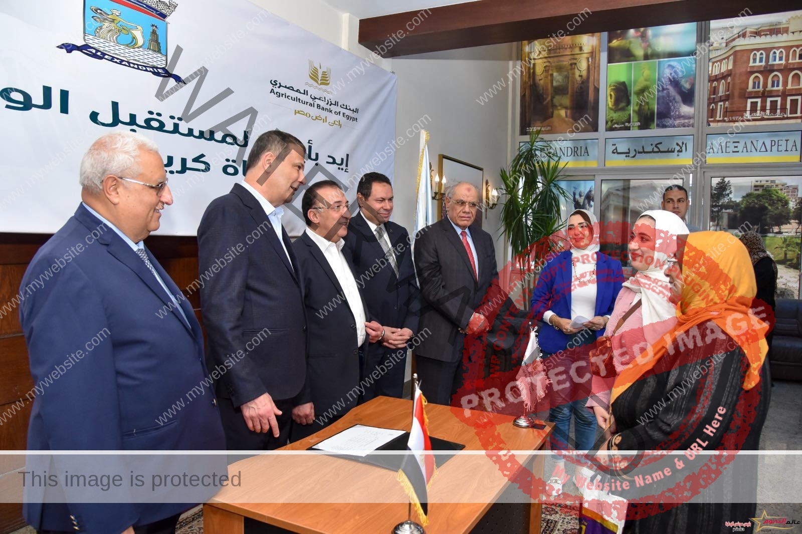 محافظ الإسكندرية يستقبل رئيس البنك الزراعي المصري ضمن مبادرة "أيد بإيد" لتقديم الدعم للأسر الأكثر احتياجًا