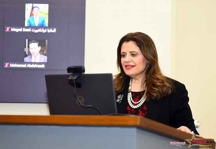 وزيرة الهجرة تستعرض تقريرًا من غرفة عمليات الوزارة عن متابعة تصويت المصريين بالخارج