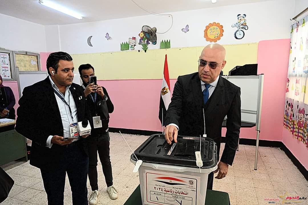 وزير الإسكان يُدلي بصوته فى الانتخابات الرئاسية بمدرسة فاطمة عنان الإعدادية بالقاهرة الجديدة