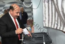 محافظ أسوان يدلى بصوته بلجنة الوافدين ويتابع سير العملية الانتخابية داخل الـ 254 لجنة فرعية
