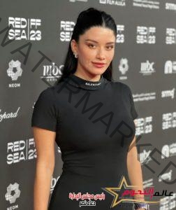سينتيا خليفة تخطف الأنظار بفستان أسود في إفتتاح مهرجان البحر الأحمر السينمائي