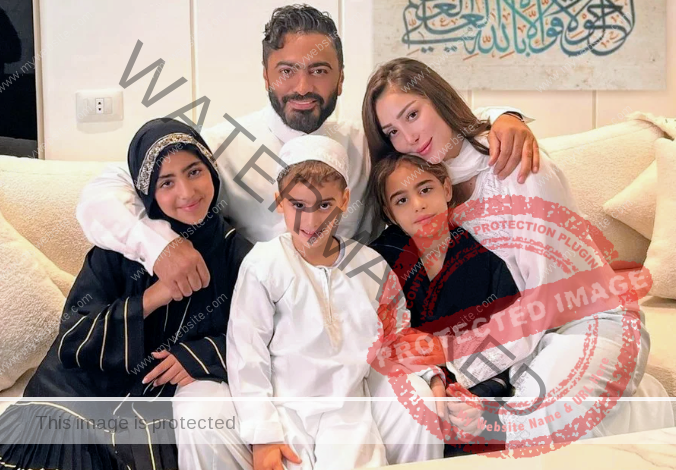 تامر حسني يهنئ الجمهور بالعام الجديد مع أبنائه وبسمة بوسيل