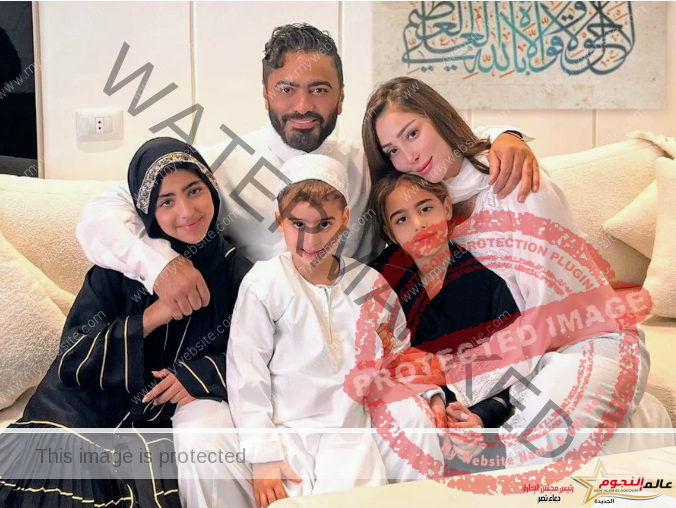 تامر حسني يهنئ الجمهور بالعام الجديد مع أبنائه وبسمة بوسيل