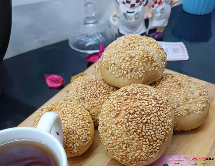 طريقة تحضير قرص الأفران بالسمسم وحشو الجبنة والسكر والقرفة من مطبخ عالم النجوم
