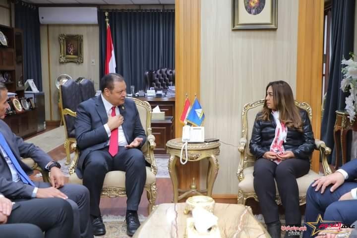 محافظ دمياط تناقش خطة تطبيق منظومة التأمين الصحى الشامل بالمحافظة