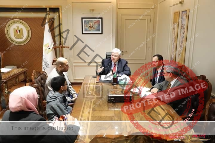 وزير التعليم العالي يلتقي بأسرة الطفل العبقري يحيى عبدالناصر
