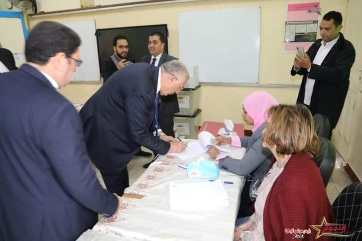 وزير الزراعة يدلي بصوته في الانتخابات الرئاسية ويدعو الفلاحين والمزارعين للمشاركة في اختيار رئيس مصر 1 وزير الزراعة يدلي بصوته في الانتخابات الرئاسية ويدعو الفلاحين والمزارعين للمشاركة في اختيار رئيس مصر
