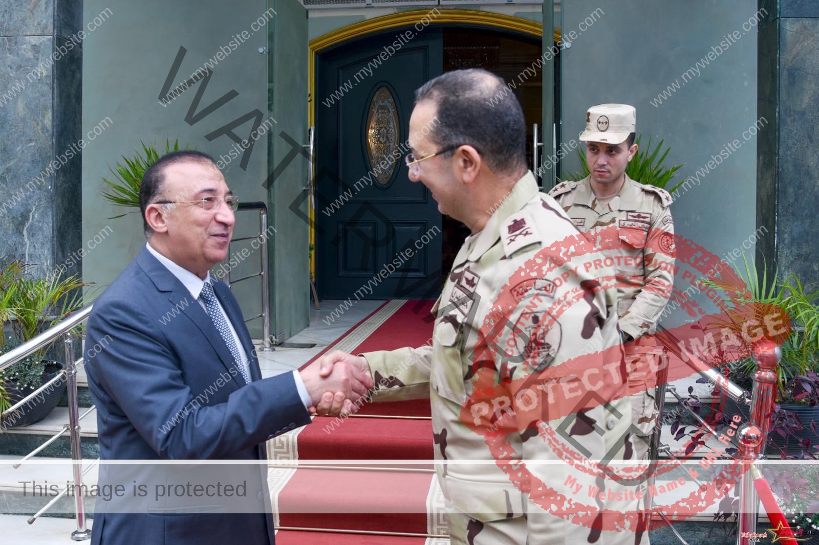 محافظ الإسكندرية يقدم التهنئة للواء أ ح/ هشام حسني حسن لتوليه منصب قائد المنطقة الشمالية العسكرية