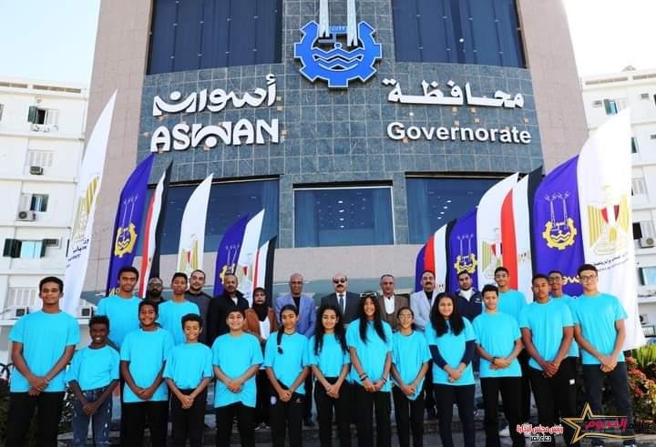 محافظ أسوان يودع أبناء المحافظة المشاركين فى بطولة السباحة لمراكز الشباب بالمحافظات الحدودية "النسخة الثانية" 