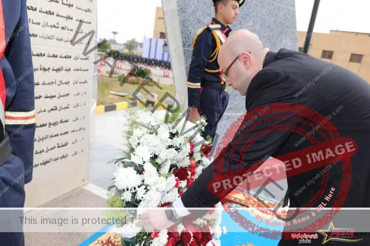 محافظ بني سويف يضع أكليل الزهور على النصب التذكاري للشهداء بمعسكر أبو سليم احتفالاً بعيد الشرطة الـــ 72