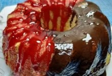 طريقة تحضير كيك الفانيليا بصوص الشيكولاتة والفراولة من مطبخ عالم النجوم