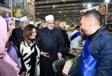 وزيرة الهجرة تتفقد جناح الأزهر الشريف بمعرض القاهرة الدولي للكتاب