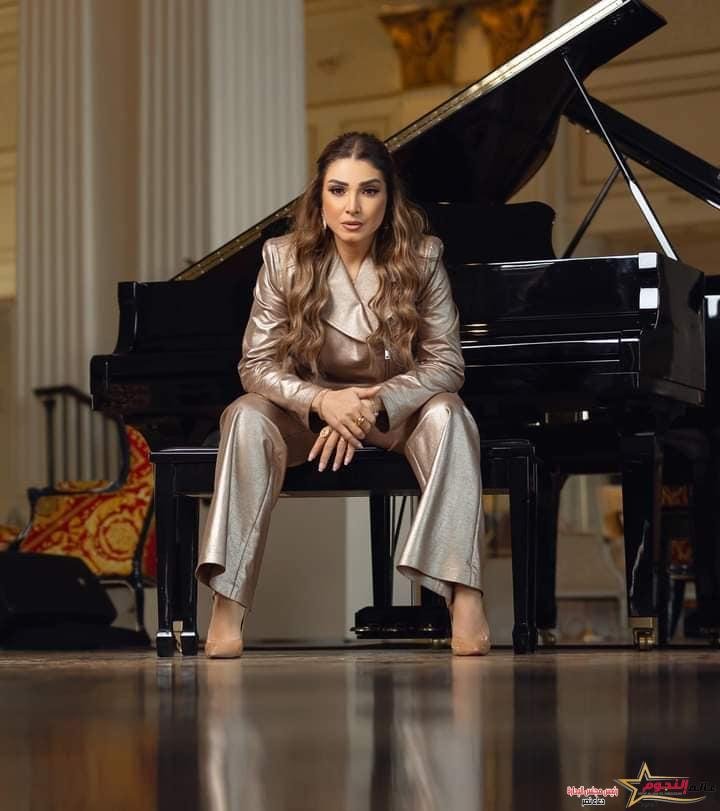 النجمة روجينا ونقيب الممثلين في جلسة تصوير جديدة 