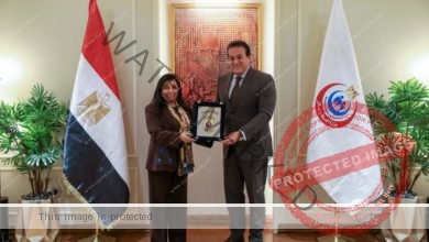 وزير الصحة يكرم الدكتورة نعيمة القصير ويهديها درع الوزارة تقديرا لجهودها 