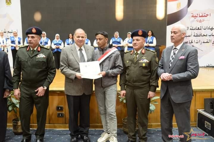 محافظ أسيوط يشهد احتفالية إدارة التجنيد والتعبئة لإنهاء المواقف التجنيدية لأبناء الوطن من ذوى الهمم وكبار السن