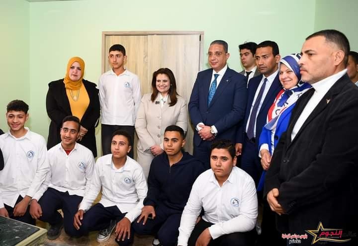 وزيرة الهجرة تتفقد المدرسة الفندقية في قرية دمو بمحافظة الفيوم
