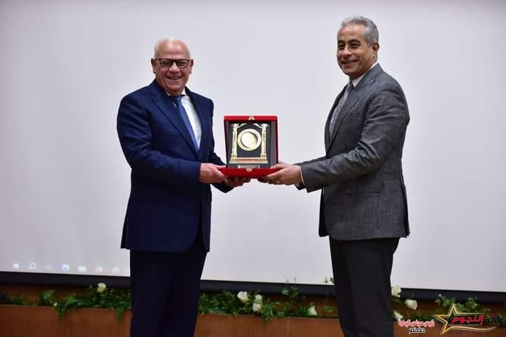 وزير العمل ومحافظ بورسعيد يُسلّمان عقود عمل لذوى همم