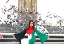 إحتفالاً بعيد الحب ميرنا وليد تخضع بأحدث جلسة تصوير بعلم فلسطين بجانب الحمام 