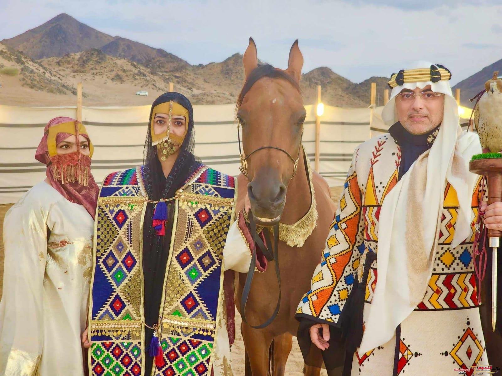 سحر بامعلم رئيس عام نادي رواد الأزياء تهدي عاطف سندي عضوية الإدارة الشرفية للنادي  