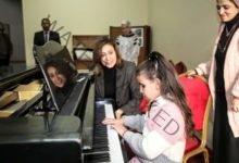 الكيلاني تحضر أولى دروس العزف على البيانو لطفلة "قادرون باختلاف" تاليا محمد وتوجه بتوفير كافة أشكال الدعم