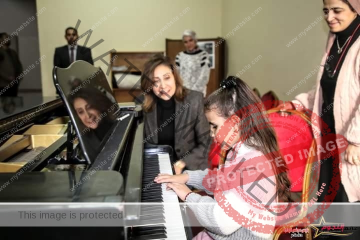 الكيلاني تحضر أولى دروس العزف على البيانو لطفلة "قادرون باختلاف" تاليا محمد وتوجه بتوفير كافة أشكال الدعم