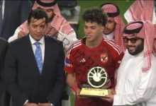 وزير الشباب والرياضة يُسلم كأس مصر إلي النادي الأهلي بعد فوزه علي الزمالك