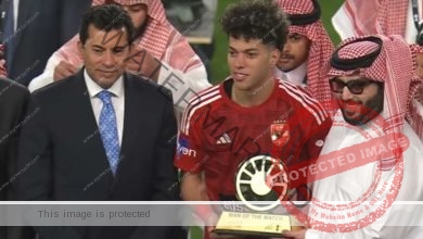 وزير الشباب والرياضة يُسلم كأس مصر إلي النادي الأهلي بعد فوزه علي الزمالك