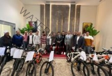 وزير الشباب والرياضة يسلم دراجات الفائزين بمسابقة "30 عجلة × 30 يوم"